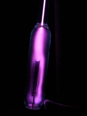 Vom USB-Plasma-Ball zum Leuchten gebrachte Spektralröhre.